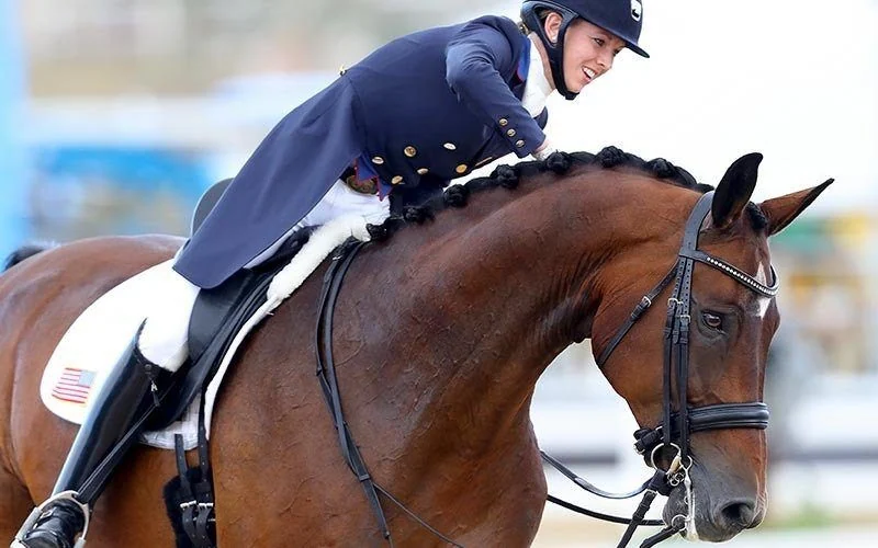 Laura Graves rijdend in een Bridle2Fit hoofdstel