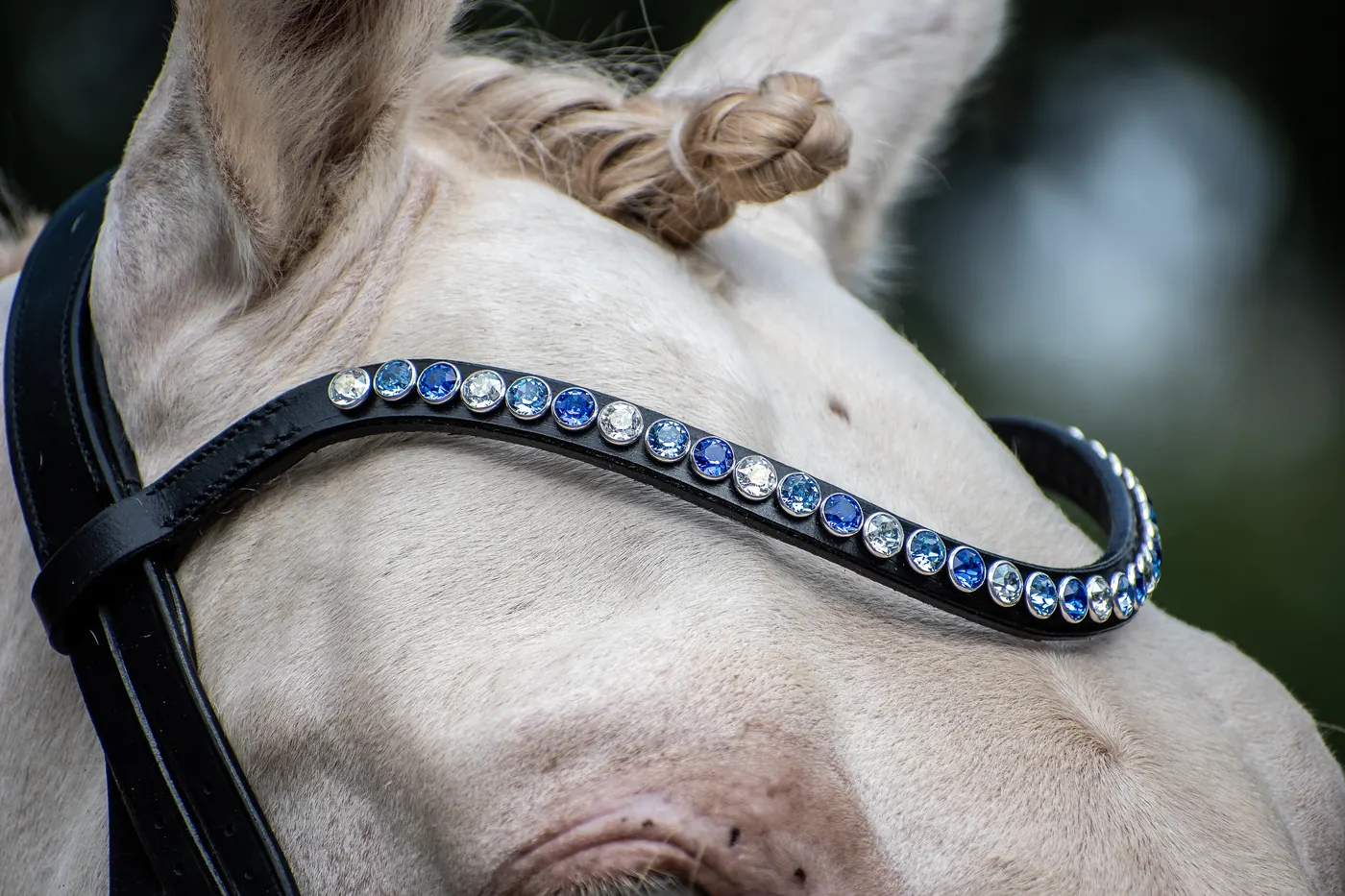 Swarovski frontriem met blauwe en witte stenen, van dichtbij
